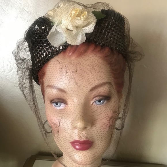 EXQUISITE 1940s\' BROWN METALLIC STRAW FASCINATOR HAT WITH FABRIC ROSES & VEIL main image 6